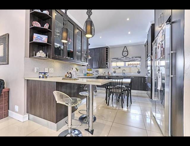 3 BEDROOM TOWNHOUSE FOR SALE IN OAKLANDS